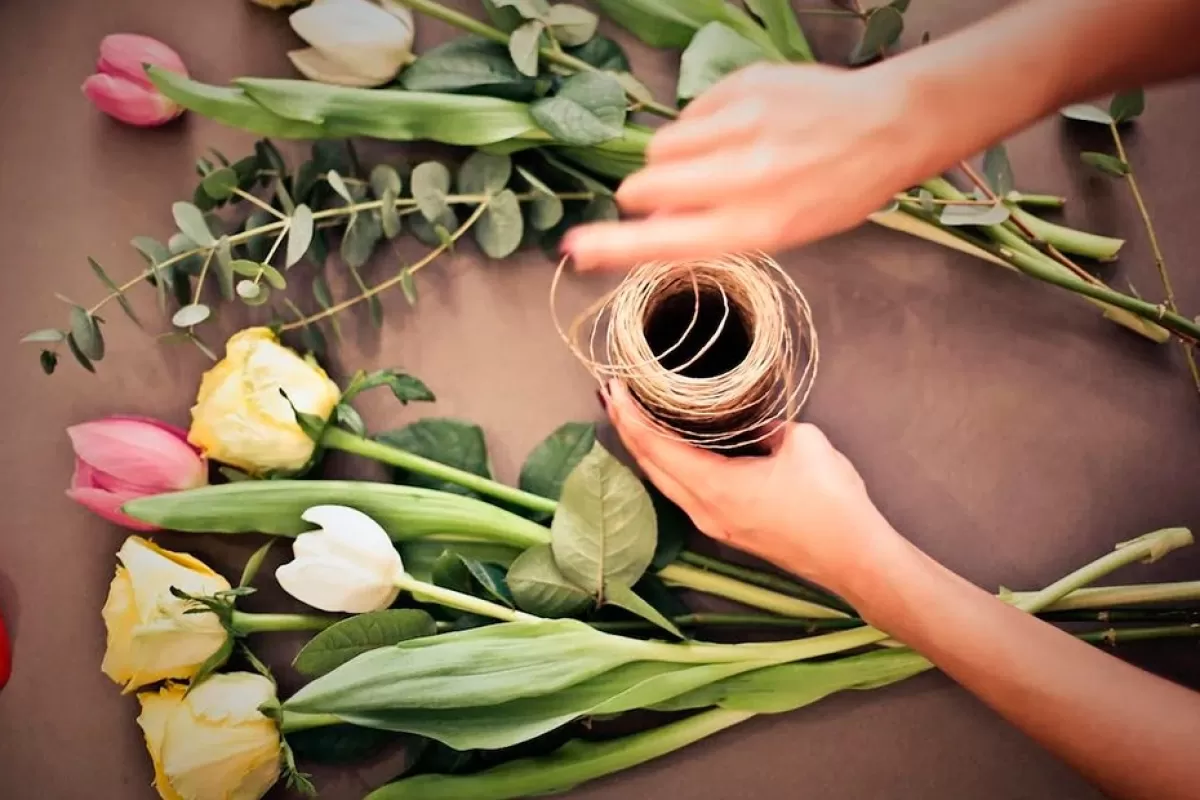 Як зробити романтичний подарунок із квітів своїми руками
